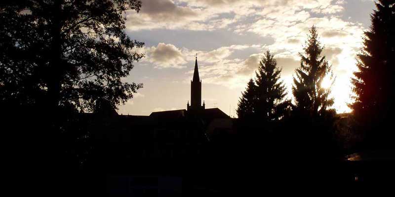 Kirche in der Abenddämmerung